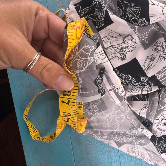 NWT Disney Villains Black & White Soft Polyester Scarf 37x37 - Picture 3 of 4